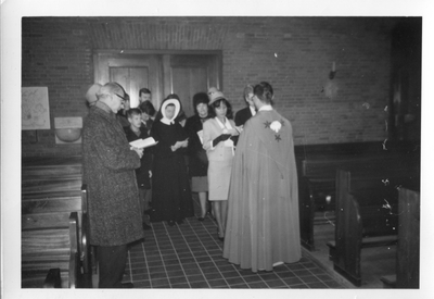 278153 Zuster Cecilia Pietersen wordt met haar familie ontvangen in de kapel te Meerssen