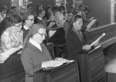 278155 Gebed tijdens de professie van zuster Cecilia Pietersen in de kapel te Meerssen