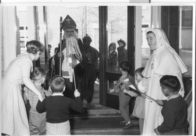 278156 Sinterklaas wordt ontvangen door de kleuterklas van zuster Cecilia Pietersen te Meerssen