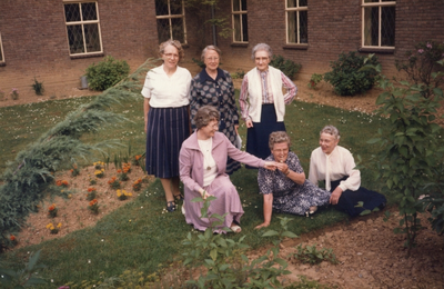 278157 Groepsportret ter gelegenheid van het 40-jarig professiefeest van zuster Nell [Meesters?] in de tuin van ...