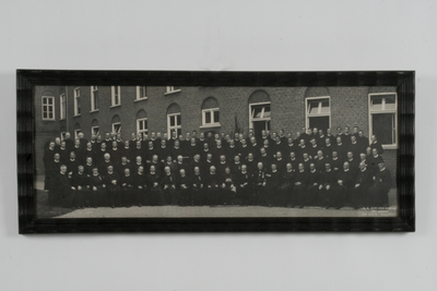 VW-P039-081 Groepsfoto van paters Redemptoristen voor het klooster te Wittem