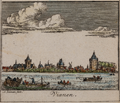  Gezicht over de Lek, met enkele vaartuigen waaronder een aangemeerde veerpont, op de stad Vianen met rechts de toren ...