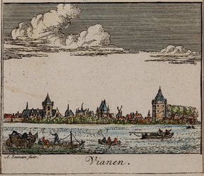  Gezicht over de Lek, met enkele vaartuigen waaronder een aangemeerde veerpont, op de stad Vianen met rechts de toren ...