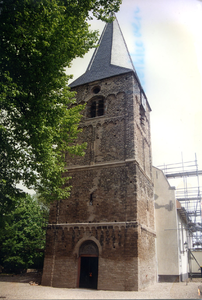  Toren van de NH Sint Stevenskerk aan de Brink. Het is een 12de, begin 13de eeuwse tufstenen toren.