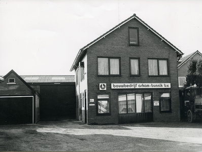  In verband met de reconstructie van de dorpskern diende het Bouwbedrijf Oskam Bunnik B.V., dat zich hier in 1938 ...