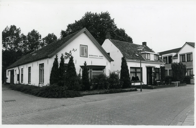 Langstraat 8: muziekschool Bunnik, nummer 4-6: woonhuis families Nieuwenhuizen en op nummer 2: Gemeentehuis Bunnik