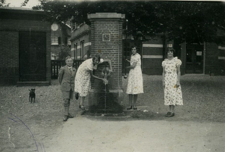  De dorpspomp aan de Langstraat. V.l.n.r.: Hendrikus Antonius Koster, Adriana Johanna van Wiggen, Theodora Gijsbertha ...