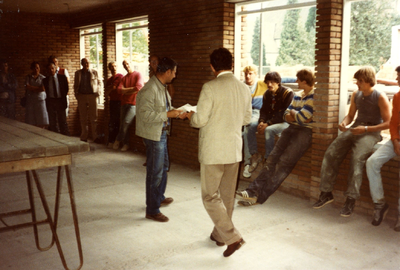  Uitbreiding gemeentekantoor 1983/1984, uitreiking 'kapfooi' door burgemeester J.V.M. Steegmans