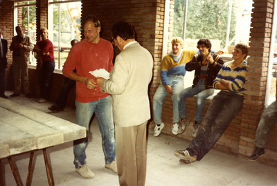  Uitbreiding gemeentekantoor 1983/1984, uitreiking 'kapfooi' door burgemeester J.V.M. Steegmans