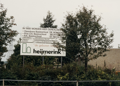 Bouwbord van aannemer Heijmerink tbv de bouw van de openbare basisschool 'De Bongerd', de Prot. Chr. Basisschool 'De ...