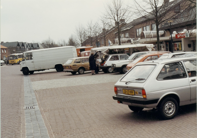  Geparkeerde auto's en enkele marktkramen van de woensdagmarkt voor winkelpassage Groenesteyn. Geheel links een gele ...