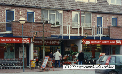  Gedeelte supermarkt C1000 met bovenwoningen.
