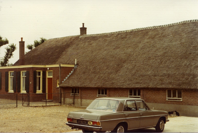  Zijaanzicht van de dwarshuisboerderij 't Hogeland (in 2009 aangewezen als monument) ligt aan de in 1975 aangelegde ...