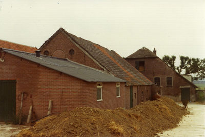  Achteraanzicht van de dwarshuisboerderij 't Hogeland (in 2009 aangewezen als monument) ligt aan de in 1975 aangelegde ...
