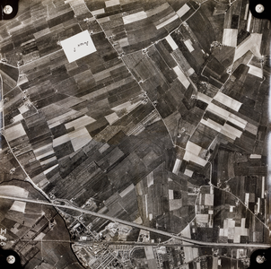  Luchtfoto vanuit het zuiden van het gebied tussen Houten en Bunnik, met de A2 en de spoorlijn Utrecht-Arnhem (X-28)