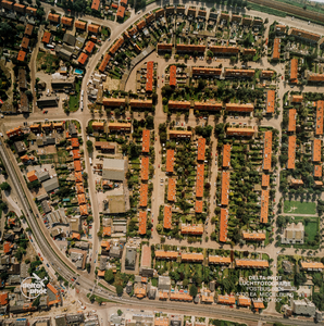  Luchtfoto van een deel van Bunnik met de Stationsweg/Provinciale weg en de Molenweg. 1:1000