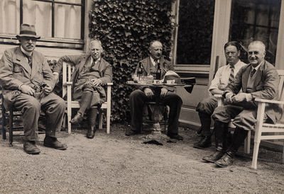  Vijf jagers zittend voor de veranda van huis Wickenburgh te 't Goy