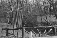  Seminariemuur bij water, vanaf een brug dichtbij de Van Oosthuyselaan (foto 50 in de scriptie)