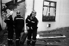  Brand bij Dancing De Munt links brandweerman Johan Smit rechts Henk van Ingen
