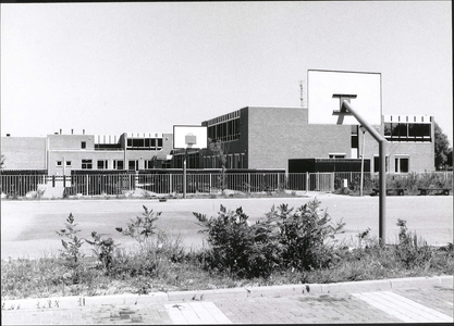  De nieuwbouw van de St. Antonius MAVO met het sportveld op de voorgrond.