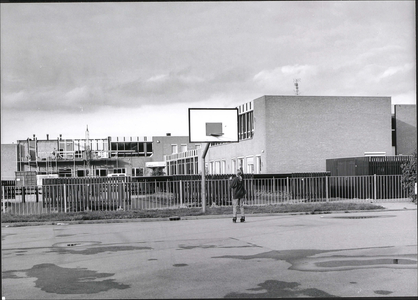  De St. Antonius MAVO in aanbouw met het sportveld op de voorgrond.