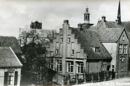  Links een deel van de zgn. ziekenbarak. Midden en rechts de r.k. jongensschool St. Antonius. Boven de school is het ...