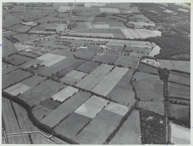  De Maarnse Meent met van links midden naar rechts onder de Meentsteeg.Links boven de Meentsteeg staat de Meenthoeve en ...