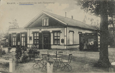  Gemeentehuis en café Plattenberg ten zuiden van de kruising spoorlijn - Amersfoortseweg.De Plattenberg is gebouwd op ...