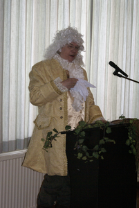  Opening van de tuin van Jonkheer Ram: Maria van de Looverbosch heeft zicht tijdens haar toespraak verkleed als jonkheer