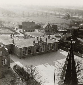  Zicht op Heilige Familieschool aan de Loerikseweg vanaf de rooms-katholieke kerktoren. Het huis met puntdak is van ...