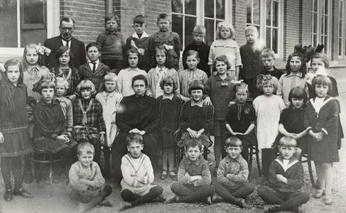  Schoolfoto van rooms-katholieke lagere school