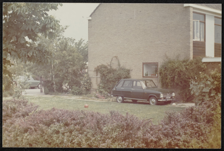  Zijkant van een woning van G.J. van Midden. Bij bouwvergunning 19741071