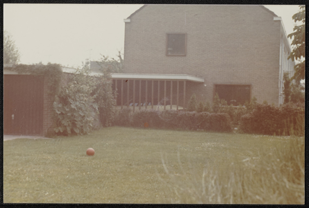  Zijkant van een woning van G.J. van Midden. Bij bouwvergunning 19741071