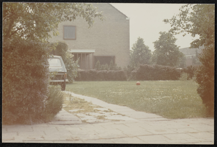  Zijkant van een woning van G.J. van Midden. Bij bouwvergunning 19741071