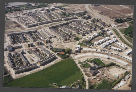  Luchtfoto van de nieuwbouw in Houten-Zuid. Van midden onder naar rechtsboven de Binnenweg
