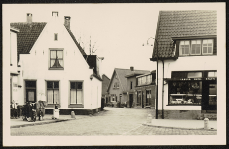  Het begin van de Koningin Julianastaart met rechts de slagerij op Plein 15, links de woning op Plein 16 en een klein ...