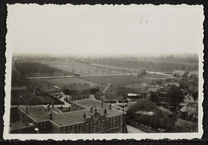  Vanaf de rooms katholieke kerk zicht op de Provincialeweg en de kruising met de Veerwagenweg. Linksonder de Heilige ...