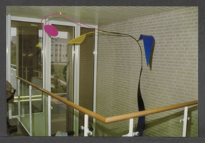  Hangplastiek van Anke van der Weerd-Engelse in het trappenhuis van het gemeentehuis