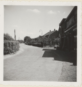  De Koningin Julianastraat gezien richting het zuiden met rechts smederij Van Hengstum.