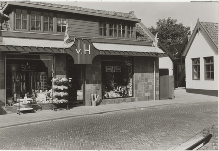  Gedeelte van de voorgevel van de winkel van Van Hengstum.