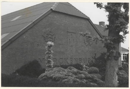  Gezicht op de voorgevel van boerderij Marckenburg, met een reliëf van baksteen met een schematische weergave van ...