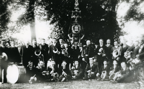  Fanfare Kunst na Arbeid in circa 1914. Van links naar rechts de achterste rij: Jan Winkel, Gert Winkel, Burgemeester ...
