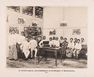 132 132. Onderwijzers, kweekelingen en leerlingen te Buitenzorg. Java.
