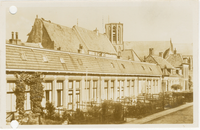 Nr.: 355 - Een rij huizen vallend onder monumentenzorg, met op de achtergrond de Grote- of Sint Nicolaaskerk