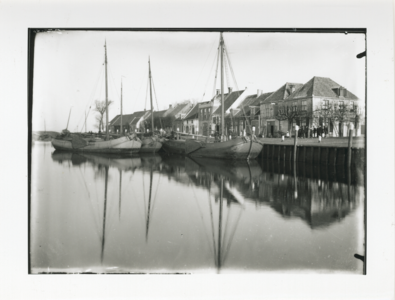 1576 - Botters in de haven met op de achtergrond woningen aan de kade.