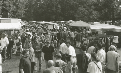 1204 - Vlooienmarkt in het sportpark Schenk georganiseerd door supportersvereniging Groen-Wit.