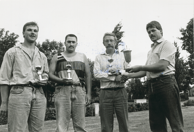 1932 - Hofman zomerkampioen SV Doornspijk. V.l.n.r. de winnaars G.Liewerink, H.Holstege W.Hofman, de cup wordt ...