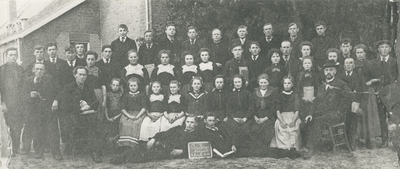 2680 - Christelijk gemengde zangvereniging Nooit Gedacht op 1 mei 1920, geportretteerd voor de school aan de ...