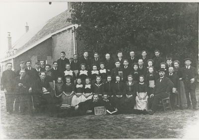 2667 - Christelijk gemengde zangvereniging Nooit Gedacht op 1 mei 1920, geportretteerd voor de school aan de ...