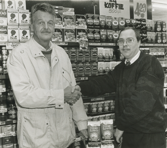 2935 - Prijsuitreiking supermarkt Boni Elburg met prijswinnaar de heer Sjoerd Klappe (li.) en bedrijfsleider Lex Spierdijk.